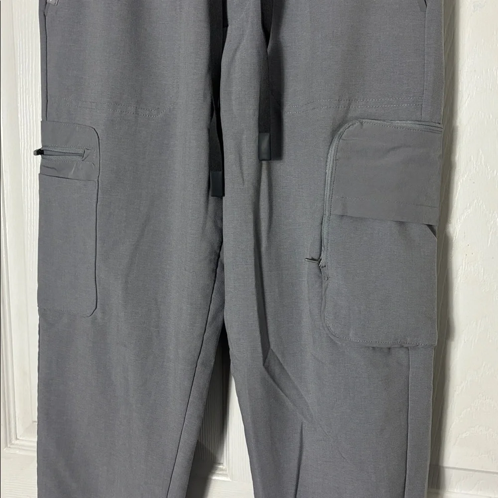 FIGS Men's Gray 21‑Pocket Cargo Scrub Pants Size Small Button Front pull on